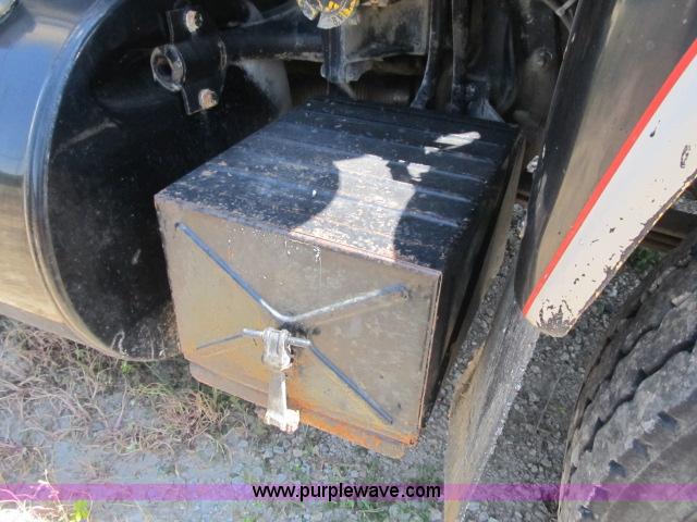 image for item AC9364 1984 Mack R686ST semi truck