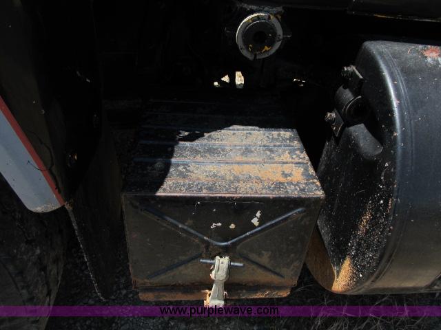 image for item AC9364 1984 Mack R686ST semi truck