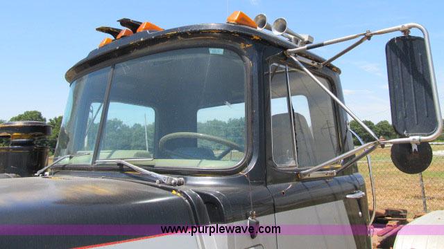 image for item AC9364 1984 Mack R686ST semi truck