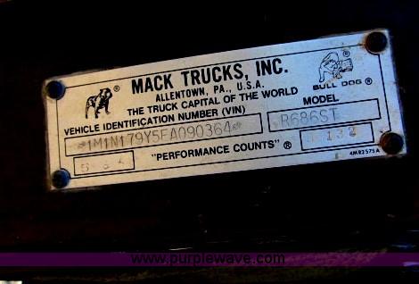 image for item AC9364 1984 Mack R686ST semi truck