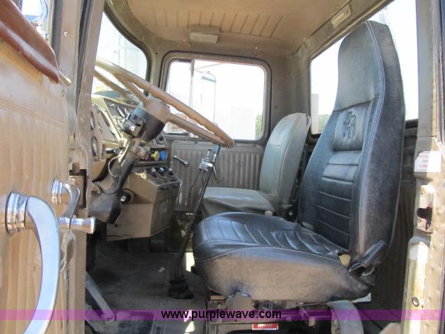 image for item AC9364 1984 Mack R686ST semi truck