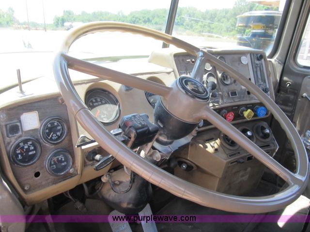 image for item AC9364 1984 Mack R686ST semi truck