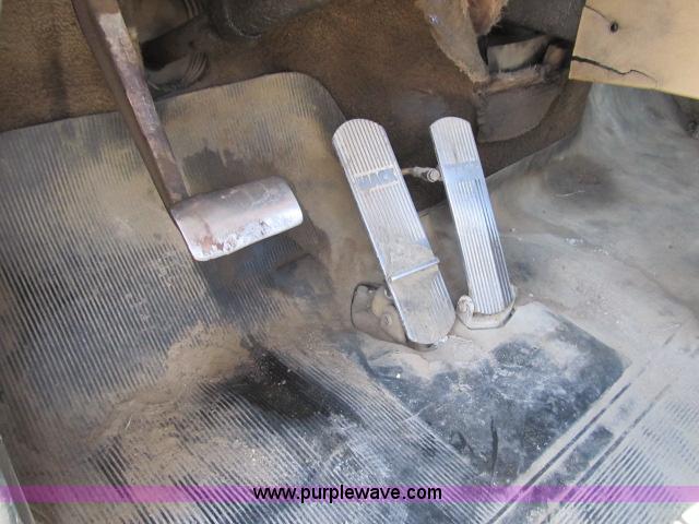 image for item AC9364 1984 Mack R686ST semi truck