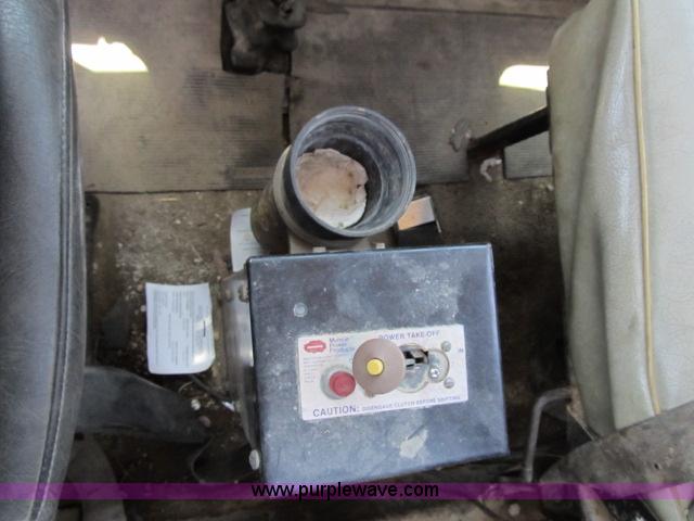 image for item AC9364 1984 Mack R686ST semi truck