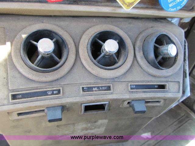 image for item AC9364 1984 Mack R686ST semi truck