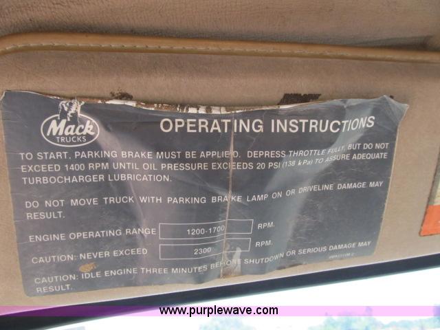 image for item AC9364 1984 Mack R686ST semi truck