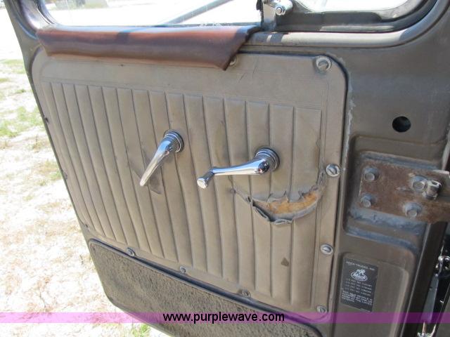 image for item AC9364 1984 Mack R686ST semi truck