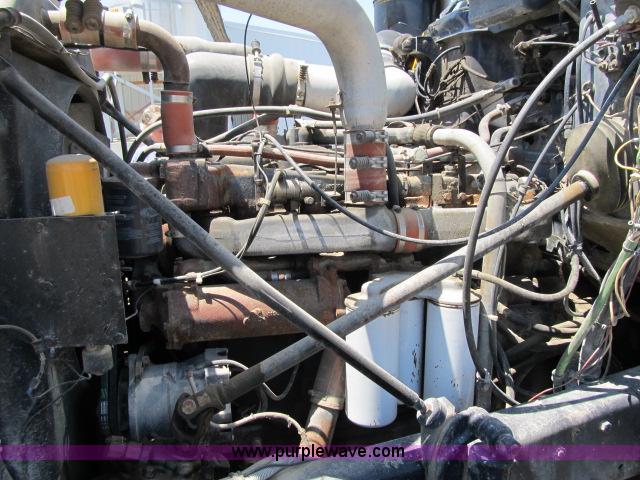 image for item AC9364 1984 Mack R686ST semi truck