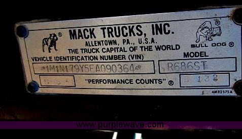 image for item AC9364 1984 Mack R686ST semi truck
