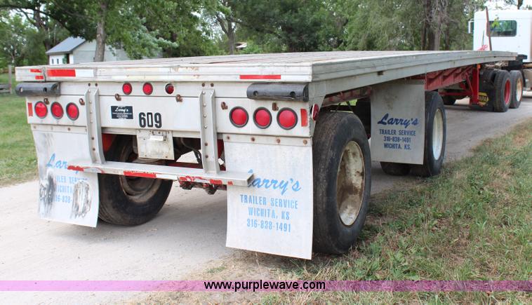 image for item G5393 1994 Featherlite 1010 flatbed trailer