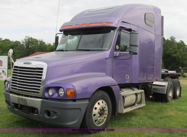 image for item G9462 2005 Freightliner Century Class ST120 semi truck