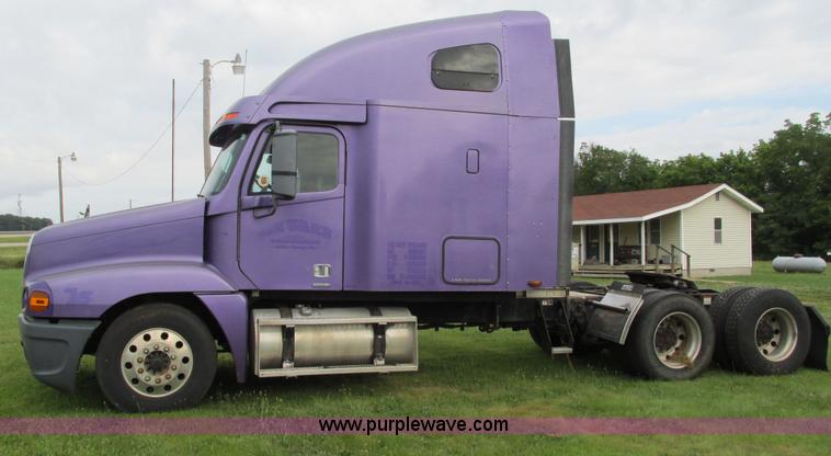 image for item G9462 2005 Freightliner Century Class ST120 semi truck