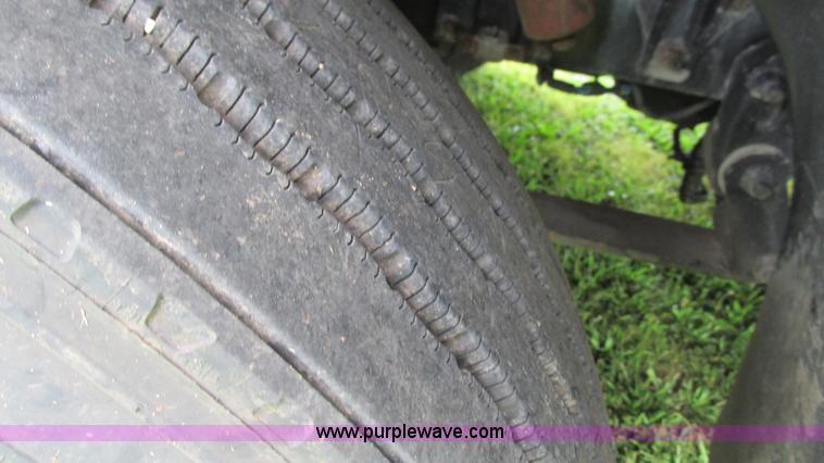 image for item G9462 2005 Freightliner Century Class ST120 semi truck