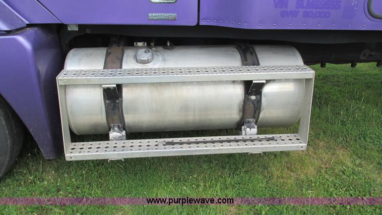 image for item G9462 2005 Freightliner Century Class ST120 semi truck