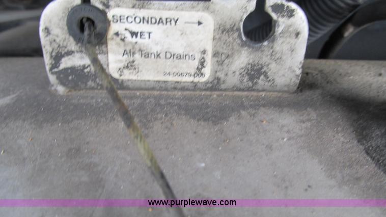 image for item G9462 2005 Freightliner Century Class ST120 semi truck