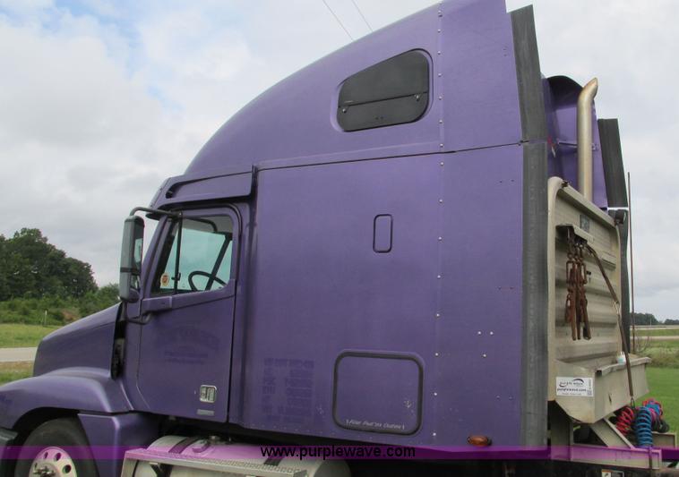 image for item G9462 2005 Freightliner Century Class ST120 semi truck