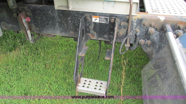 image for item G9462 2005 Freightliner Century Class ST120 semi truck