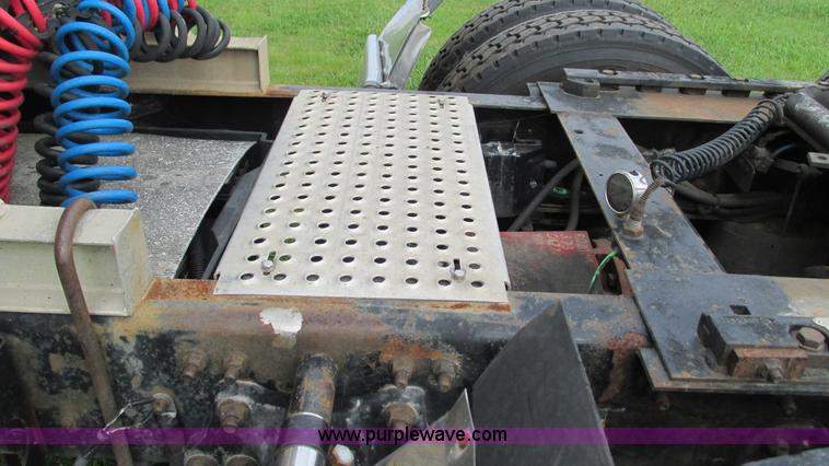 image for item G9462 2005 Freightliner Century Class ST120 semi truck