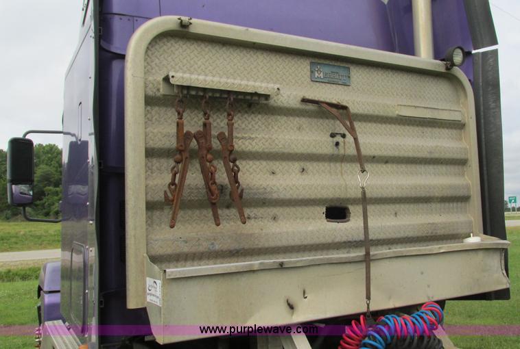 image for item G9462 2005 Freightliner Century Class ST120 semi truck