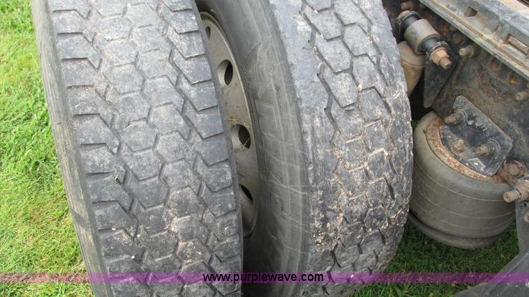 image for item G9462 2005 Freightliner Century Class ST120 semi truck