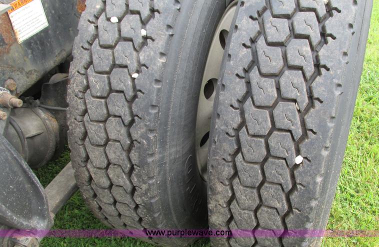 image for item G9462 2005 Freightliner Century Class ST120 semi truck