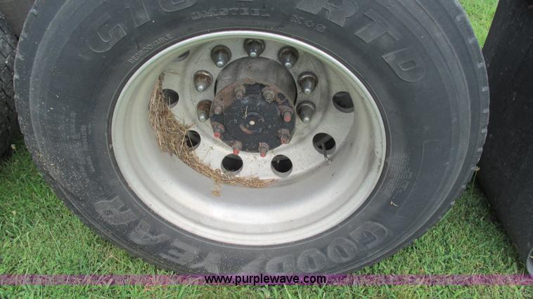 image for item G9462 2005 Freightliner Century Class ST120 semi truck