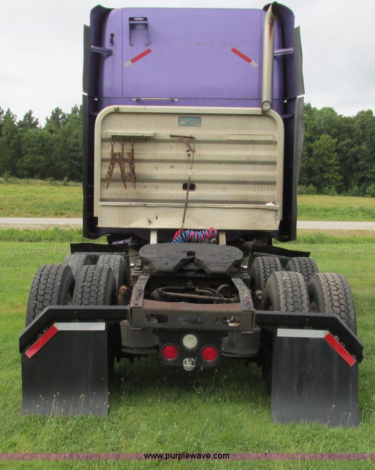 image for item G9462 2005 Freightliner Century Class ST120 semi truck