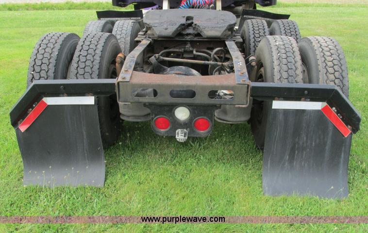 image for item G9462 2005 Freightliner Century Class ST120 semi truck