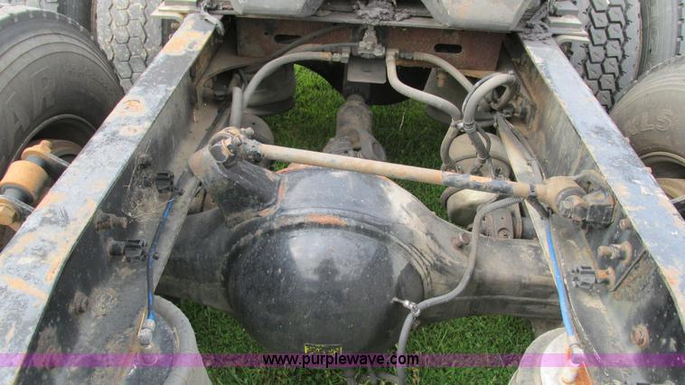 image for item G9462 2005 Freightliner Century Class ST120 semi truck