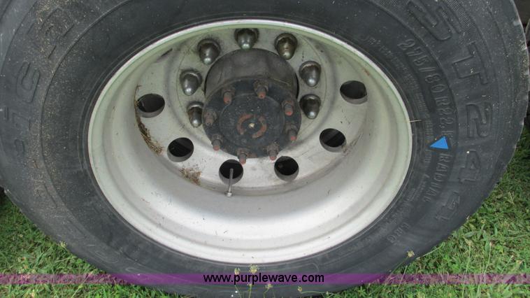 image for item G9462 2005 Freightliner Century Class ST120 semi truck