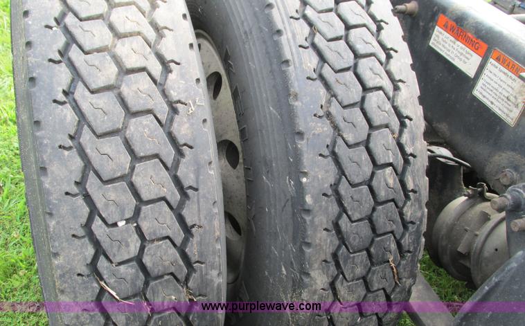 image for item G9462 2005 Freightliner Century Class ST120 semi truck