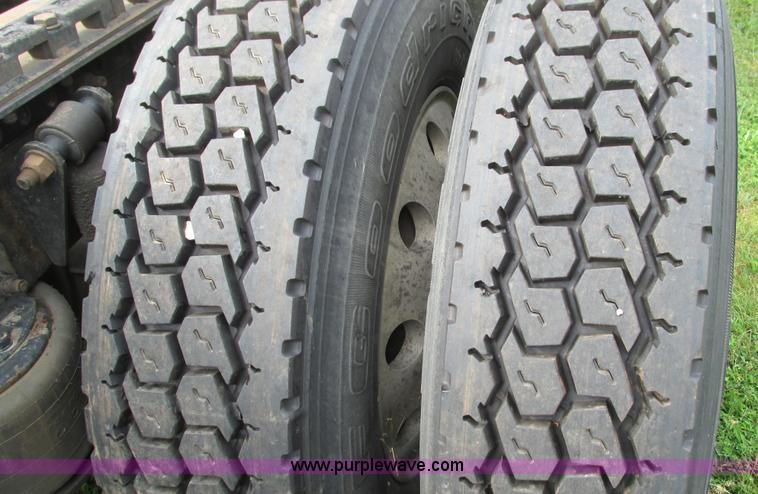 image for item G9462 2005 Freightliner Century Class ST120 semi truck