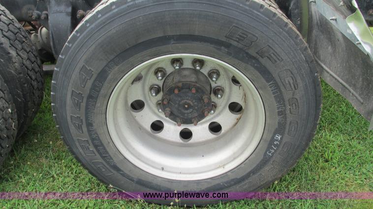 image for item G9462 2005 Freightliner Century Class ST120 semi truck