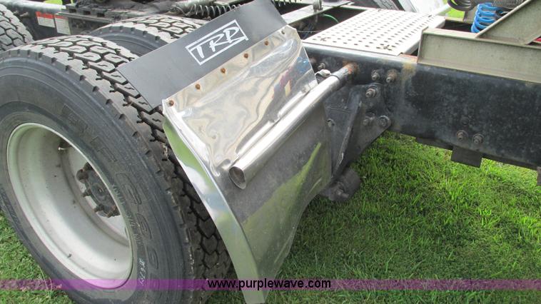 image for item G9462 2005 Freightliner Century Class ST120 semi truck