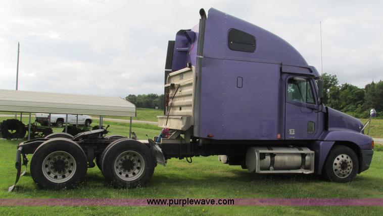 image for item G9462 2005 Freightliner Century Class ST120 semi truck