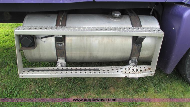 image for item G9462 2005 Freightliner Century Class ST120 semi truck