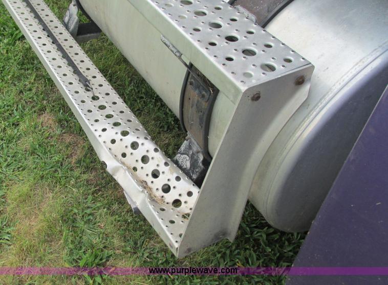 image for item G9462 2005 Freightliner Century Class ST120 semi truck