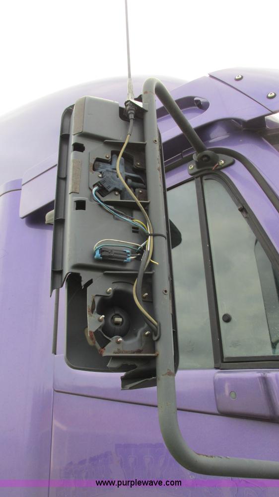 image for item G9462 2005 Freightliner Century Class ST120 semi truck