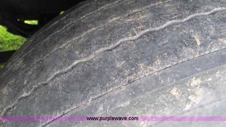 image for item G9462 2005 Freightliner Century Class ST120 semi truck