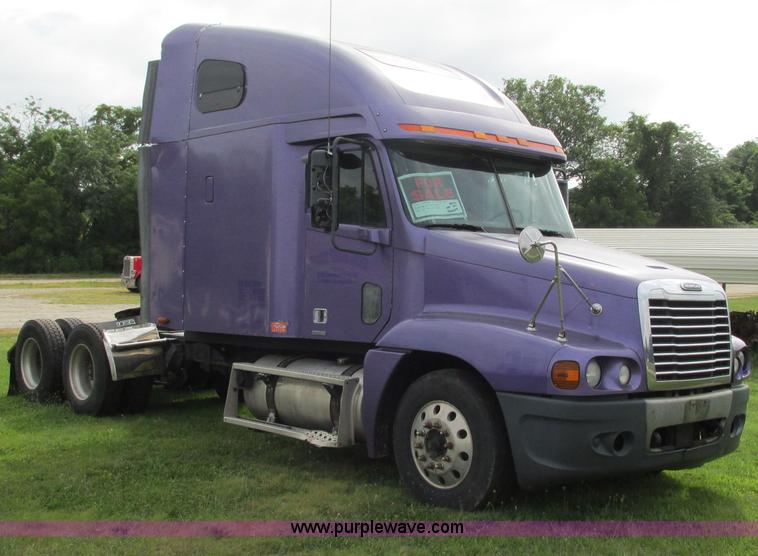 image for item G9462 2005 Freightliner Century Class ST120 semi truck
