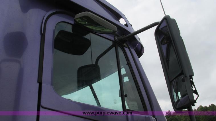 image for item G9462 2005 Freightliner Century Class ST120 semi truck