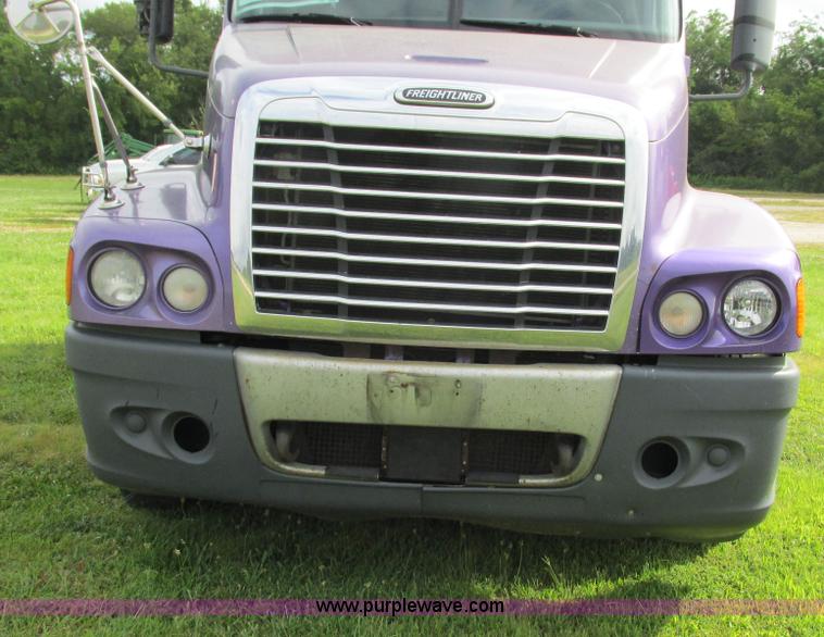 image for item G9462 2005 Freightliner Century Class ST120 semi truck