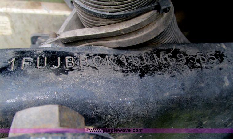 image for item G9462 2005 Freightliner Century Class ST120 semi truck