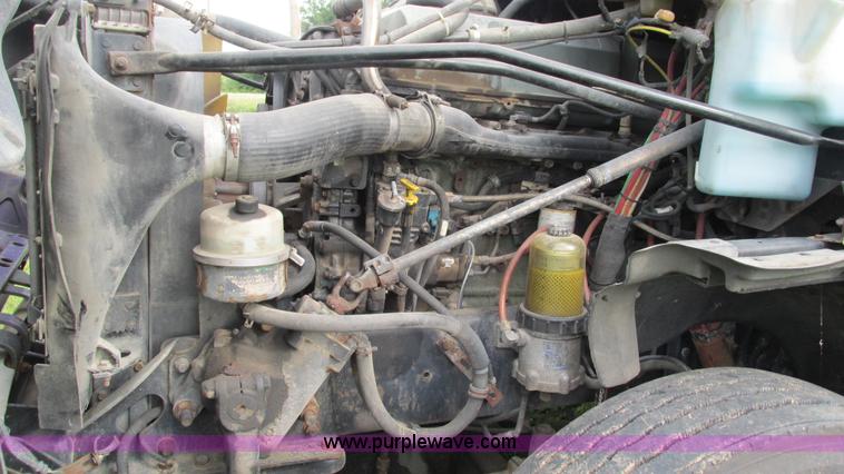 image for item G9462 2005 Freightliner Century Class ST120 semi truck