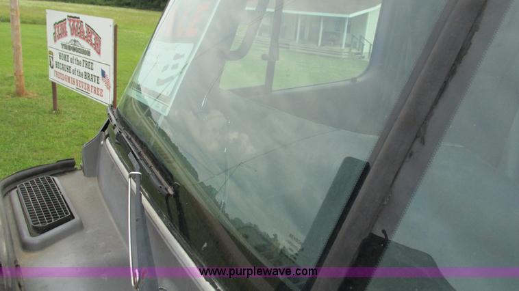 image for item G9462 2005 Freightliner Century Class ST120 semi truck