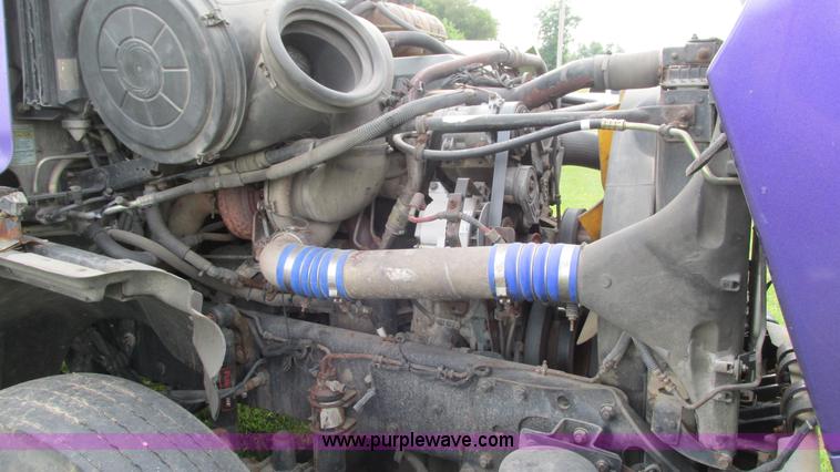 image for item G9462 2005 Freightliner Century Class ST120 semi truck