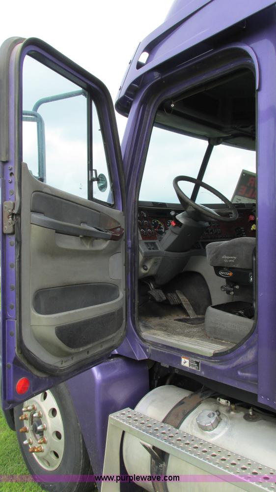 image for item G9462 2005 Freightliner Century Class ST120 semi truck