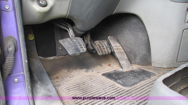 image for item G9462 2005 Freightliner Century Class ST120 semi truck