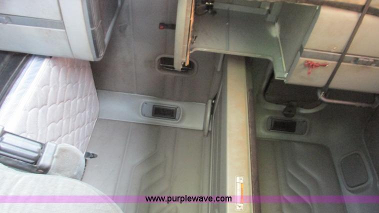 image for item G9462 2005 Freightliner Century Class ST120 semi truck