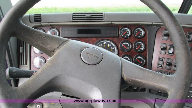 image for item G9462 2005 Freightliner Century Class ST120 semi truck